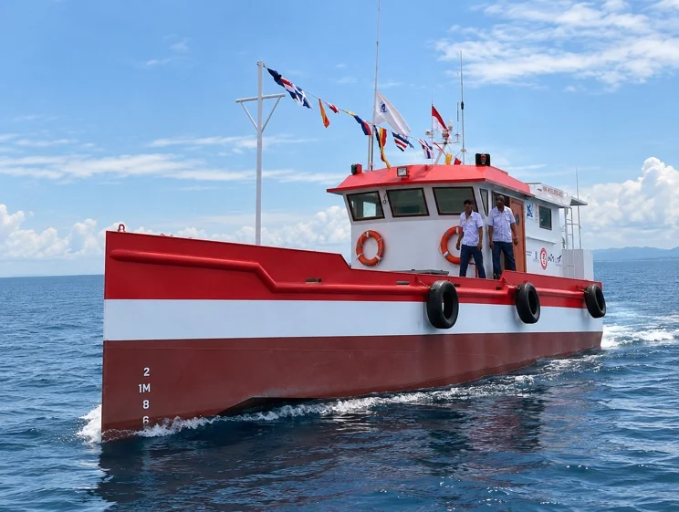 Kapal ikan pelat datar 20 GT berwarna merah-putih berlayar di laut