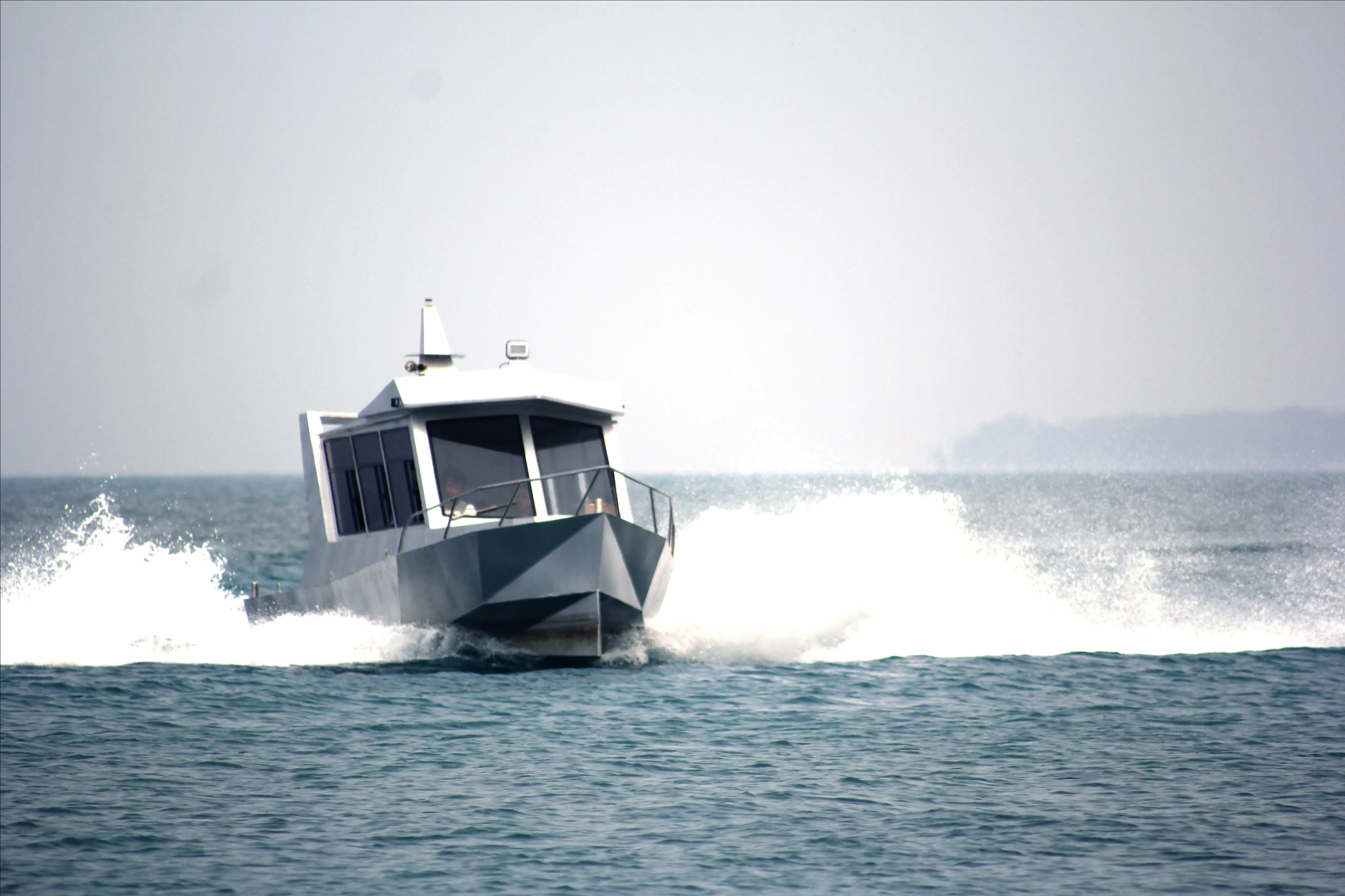 Kapal ikan baja melaju di laut terbuka